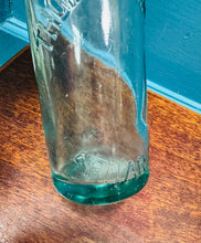 Load image into Gallery viewer, Potel Hynafol gwydr clir ‘Thomas &amp; Edwards Caernarvon’ / Antique clear glass ‘Thomas &amp; Edwards Caernarvon’ bottle
