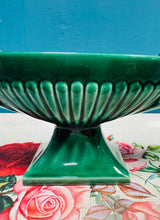 Load image into Gallery viewer, Fâs ben tân 'Dee Cee' gwyrdd tywyll Vintage gyda dwy handlen a'r daliwr blodau gwifren gwreiddiol / Vintage dark green Dee Cee twin handle mantle vase with original wire flower frog
