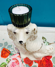 Load image into Gallery viewer, Spaniel Staffordshire Hynafol gyda tealight gwydr gwyrdd ar ei ben / Antique Staffordshire Spaniel with a green glass tealight on top
