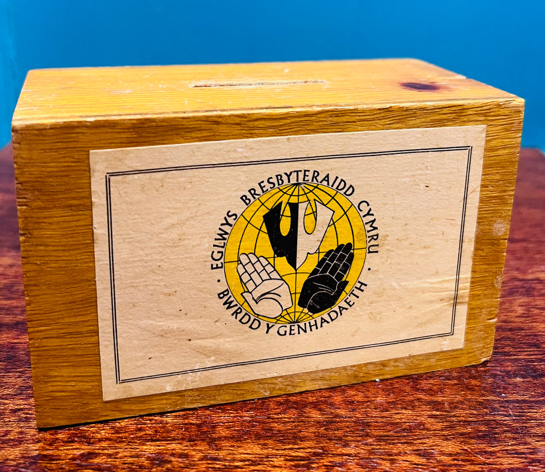 Blwch pren Vintage hel rhoddion at y Genhadaeth / Vintage wooden donation box for the Missionary