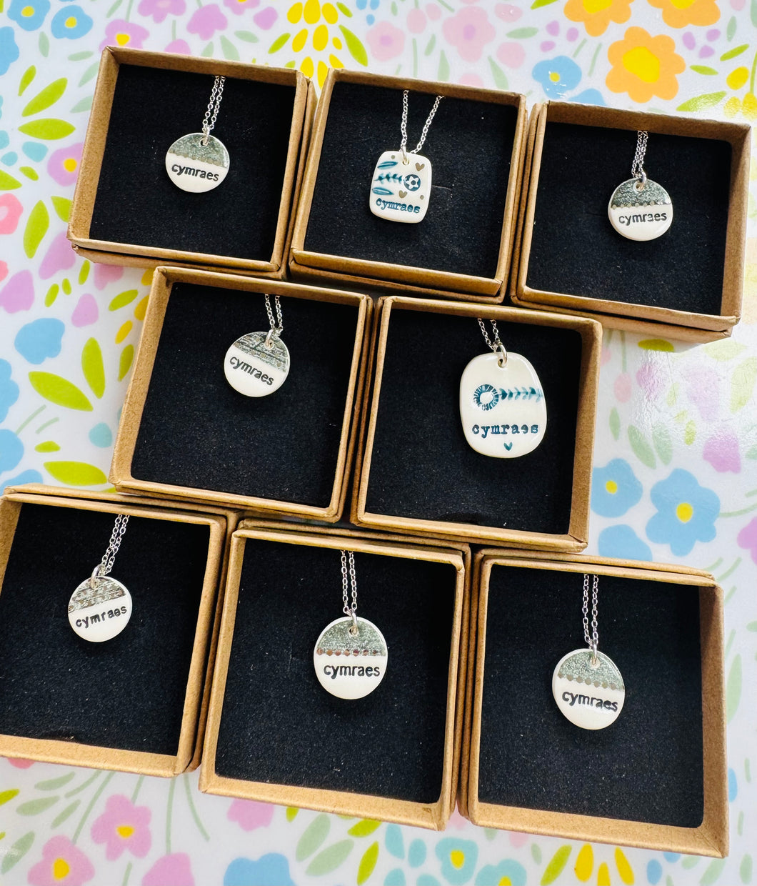 Mwclis unigryw ‘Cymraes’ seramig ac arian gan Tlysau / Unique seramic and silver ‘Cymraes’ necklace by Tlysau