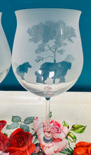 Load image into Gallery viewer, Pâr o wydrau gwin mawr ‘frosted’ gyda dau gi arnynt / Pair of frosted large wine glasses with dog on them
