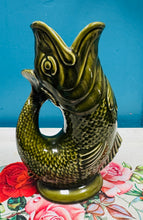 Load image into Gallery viewer, Jwg Pysgodyn Gluggle Retro gwyrdd gwreiddiol gan Crochendy Dartmouth Devon / Original Retro Dartmouth Devon Pottery green Gluggle Fish jug
