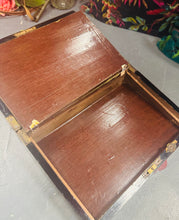 Load image into Gallery viewer, Llethr ysgrifennu Hynafol Fictoraidd pren walnut a brass gyda’r goriad gwreiddiol a storfa / Antique Victorian walnut and brass writing slope with original key and storage
