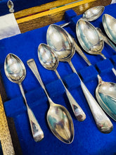 Load image into Gallery viewer, Set gytleri 24 darn Vintage ‘Viners Ltd' o Sheffield, o'r 1950au, mewn blwch pren / Vintage ‘Viners Ltd’ of Sheffield 24 piece Canteen of Cutlery from the 1950s in a wooden box
