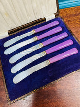 Load image into Gallery viewer, 5 Cyllell Menyn EPNS carn piws Vintage o’r 40au yn eu bocs gwreiddiol / 5 Vintage 1940s purple handles EPNS Butter Knives in original case
