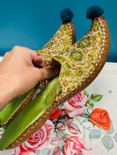 Load image into Gallery viewer, Pâr o slipars Pasomia Twrceg traddodiadol Vintage / Vintage pair of traditional Turkish Pasomia slippers
