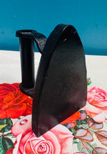 Load image into Gallery viewer, Haearn smwddio Hynafol maint 4 J &amp; J Siddon / Antique size 4 J &amp; J Siddon cast iron
