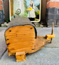 Load image into Gallery viewer, Tŷ adar bach siâp carafan wedi ei wneud â llaw / Hand made caravan shaped bird box
