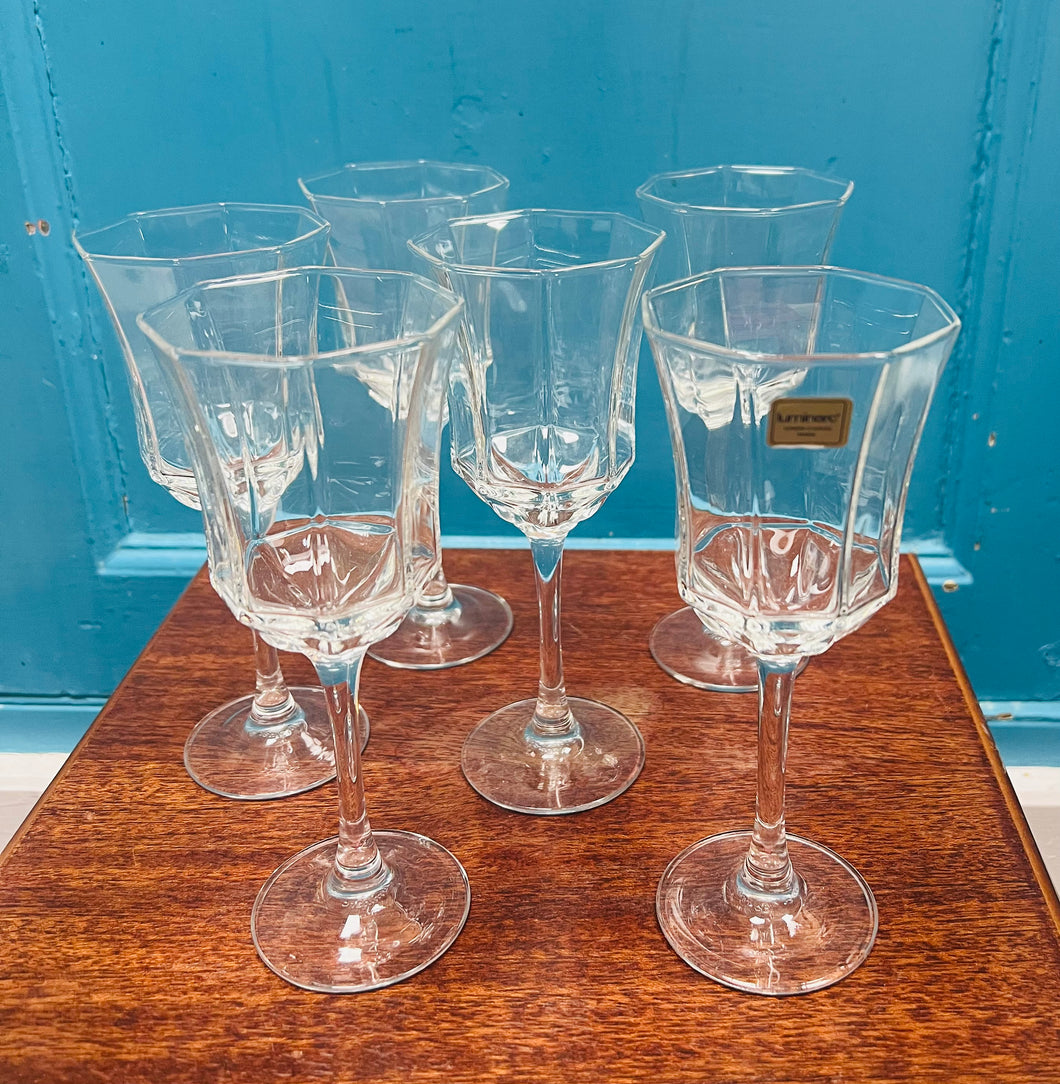 Chwe gwydryn gwin Luminarc Ffrengig siâp octagon o’r 80au / Six Vintage French Luminarc octagonal wine glasses from the 80s