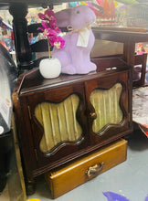 Load image into Gallery viewer, Cwpwrdd cornel bychan Hynafol Fictorianaidd i gadw moddion / cyfrinachau gyda’r gwydr bevelled a’r defnydd melfed gwreiddiol / Antique Victorian small corner cupboard to keep your medicine / secrets with the original bevelled glass and velvet fabric
