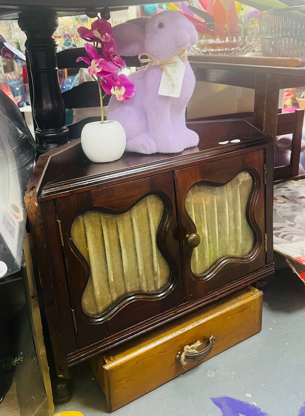 Cwpwrdd cornel bychan Hynafol Fictorianaidd i gadw moddion / cyfrinachau gyda’r gwydr bevelled a’r defnydd melfed gwreiddiol / Antique Victorian small corner cupboard to keep your medicine / secrets with the original bevelled glass and velvet fabric