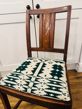 Load image into Gallery viewer, Cadair dderw ‘Chanchellor’ o 1960 wedi’i orchuddio gyda Blanced Brethyn Cymreig hufen a gwyrdd tywyll / 
‘Chanchellor’ oak chair from 1960 covered in a cream and dark green Welsh Tapestry blanket
