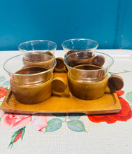 Load image into Gallery viewer, Set o 4 cwpan coffi Retro Almaenig gwydr a pren Teak ar hambwrdd Teak o’r 70au / Retro German 1970s set of 4 glass and Teak wood coffee cups on a Teak tray

