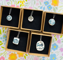 Load image into Gallery viewer, Mwclis unigryw ‘Nain’ seramig ac arian gan Tlysau / Unique seramic and silver ‘Nain’ necklace by Tlysau
