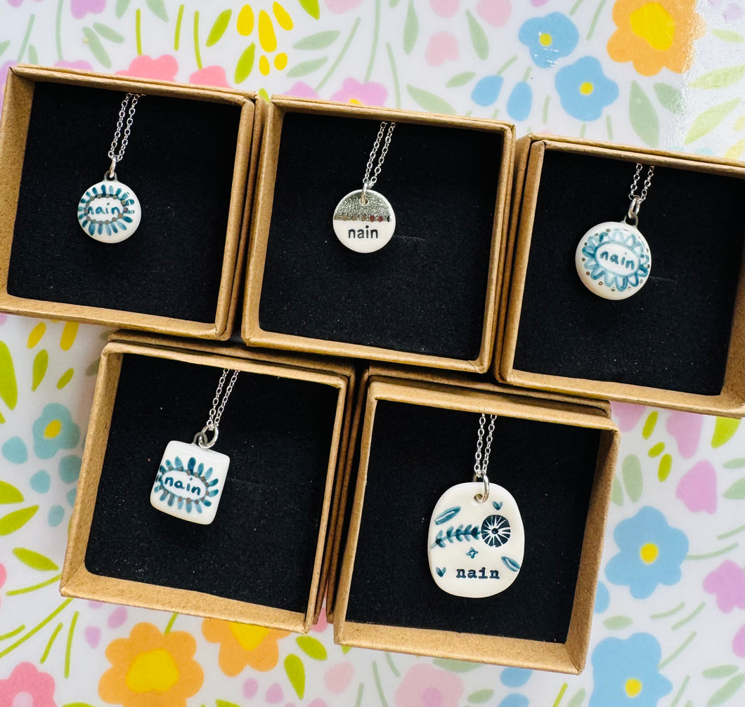 Mwclis unigryw ‘Nain’ seramig ac arian gan Tlysau / Unique seramic and silver ‘Nain’ necklace by Tlysau