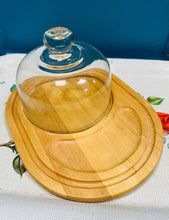 Load image into Gallery viewer, Hambwrdd pren gweini caws gyda chromen wydr / Wooden cheese board with glass dome
