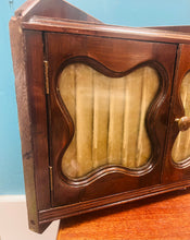 Load image into Gallery viewer, Cwpwrdd cornel bychan Hynafol Fictorianaidd i gadw moddion / cyfrinachau gyda’r gwydr bevelled a’r defnydd melfed gwreiddiol / Antique Victorian small corner cupboard to keep your medicine / secrets with the original bevelled glass and velvet fabric
