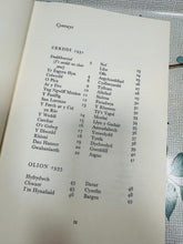 Load image into Gallery viewer, Llyfr clawr caled argraffiad cyntaf ‘Detholiad o gerddi’ T.H.Parry Wiiliams o 1972 wedi ei arwyddo gan y bardd / Signed first edition harback book ‘Detholiad o gerddi’ T.H.Parry Wiiliams from 1972
