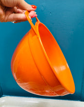 Load image into Gallery viewer, Powlen blastic 4 peint Retro oren gyda handlen o’r 70au / Retro 4 pints orange plastic bowl with handle from the 70s
