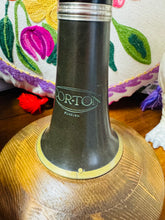 Load image into Gallery viewer, Golau unigryw allan o hen Glarinet ‘Corton’ ar waelod pren sydd wedi ei wneud â llaw / Unique light made out of an old ‘Corton’ Clarinet on a handmade wooden base
