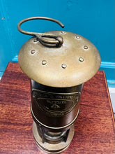 Load image into Gallery viewer, Lamp Glowr brass a gwydr Hynafol ‘E.Thomas &amp; Williams, Cambrian, Aberdâr rhif 52898 / Antique brass and glass E.Thomas &amp; Williams, Cambrian, Aberdare Miners lantern No 52898
