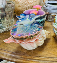 Load image into Gallery viewer, Trinket box Vintage Kitsch Lustreware cragen a dolffiniaid / Vintage Kitsch Lustreware shell and dolphins trinket box
