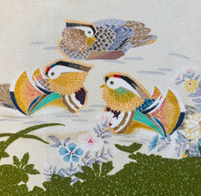 Load image into Gallery viewer, Scarff Vintage hardd o Asian gyda tair chwaden aur a blodau / Vintage stunning Asian scarf with three gold ducks and flowers
