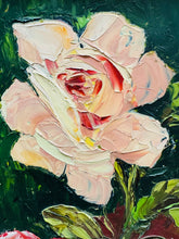 Load image into Gallery viewer, Darlun olew rhosod gan artist Hilda Wilkin mewn ffrâm dderw Vintage / Vintage framed roses oil painting by artist Hilda Wilkin
