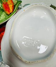 Load image into Gallery viewer, Powlen nibls siâp deilen fechan Vintage o’r Eidal gyda wylys back ar yr ochr / Vintage Italian leaf shaped nibbles dish with a small aubergine on the side

