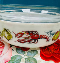 Load image into Gallery viewer, Dysgl casserole Pyrex JAJ Lobster a llysiau Retro gyda’r caead gwreiddiol / Retro Lobster and vegetables JAJ Pyrex casserole dish with original lid
