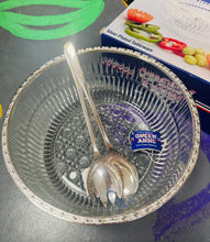 Load image into Gallery viewer, Powlen treiffl wydr fawr a llwy a fforc gweini Queen Anne Silver Plated Vintage o’r 70au yn eu bocs gwreiddiol / Vintage Queen Anne Silver plated large glass trifle bowl and serving spoons from the 70s in original box
