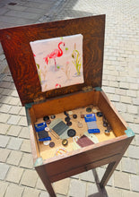 Load image into Gallery viewer, Bocs gwnio pren Hynafol ar goesau / Antique wooden seeing box on legs
