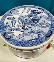 Load image into Gallery viewer, Tin mawr Vintage patrwm Willow Pattern / Large Vintage Willow Pattern design vintage tin
