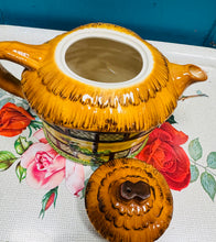 Load image into Gallery viewer, Tebot Burlington Ware 'Devon Cobb' Vintage siâp bwthyn / Vintage Burlington Ware 'Devon Cobb' cottage teapot
