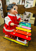 Load image into Gallery viewer, Tegan Vintage ‘wind up’ merch yn chwarae’r xylophonen o’r 60au / Vintage wind up girl playing xylophone from the 60s
