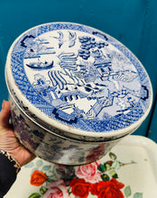 Load image into Gallery viewer, Tin mawr Vintage patrwm Willow Pattern / Large Vintage Willow Pattern design vintage tin
