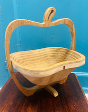 Load image into Gallery viewer, Basged pren Vintage dal afalau sydd yn plygu / Vintage fold out wooden apple basket
