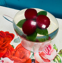 Load image into Gallery viewer, Pot hirgrwn Vintage acrylic Lucite gyda chaead a llwy ar gyfer jam mafon o'r 1970au / Vintage Lucite Acrylic raspberry jam preserve oval pot with lid And spoon from the 1970s
