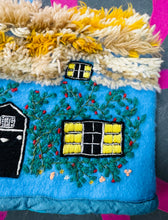 Load image into Gallery viewer, Tea Cosy Retro siâp tŷ wedi ei wneud â llaw / Retro handmade house shaped Tea Cosy
