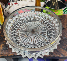 Load image into Gallery viewer, Bowlen Treiffl Wydr Vintage gydag ymyl arian / Vintage Glass Trifle Bowl with silver rim
