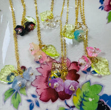 Load image into Gallery viewer, Mwclis blodau gwydr steil Vintage / Vintage style glass flower necklace
