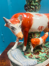 Load image into Gallery viewer, Fâs spill buwch a llo Staffordshire Hynafol cefn flat o’r 1860au / Antique Staffordshire flatback cow and calf spill vase from the 1860s
