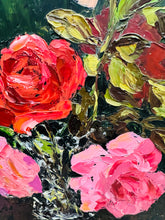 Load image into Gallery viewer, Darlun olew rhosod gan artist Hilda Wilkin mewn ffrâm dderw Vintage / Vintage framed roses oil painting by artist Hilda Wilkin
