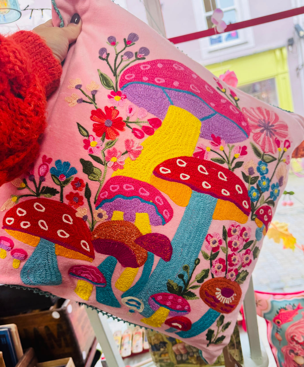 Clustog pinc Caws Llyffant wedi’i frodio / Pink Embroidered Toadstools Cushion