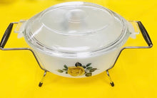 Load image into Gallery viewer, Dysgl caserol Retro 1960’s Phoenix Opalware Casserole dish gyda’r caead gwreiddiol a  stand, darlun rhosyn melyn / Retro 1960’s Phoenix Opalware Casserole dish with original lid and stand, yellow rose design
