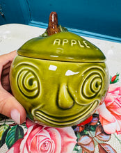 Load image into Gallery viewer, Pot saws afal gyda wyneb Retro Sylvac / Retro Sylvac apple sauce with a face pot
