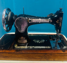 Load image into Gallery viewer, Peiriant gwnio Singer Hynafol o ddechrau’r 20fed Ganrif / Antique Singer sewing machine from the beginning of the 20th Century
