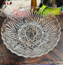 Load image into Gallery viewer, Bowlen Treiffl Wydr Vintage / Vintage Glass Trifle Bowl

