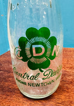 Load image into Gallery viewer, Potel lefrith 1 peint gwydr Vintage ‘Central Dairies Newtown’ / Vintage glass ‘Central Dairies Newtown’ 1 pint milk bottle
